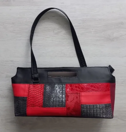 Klassieke rode avondtas met zilveren detail