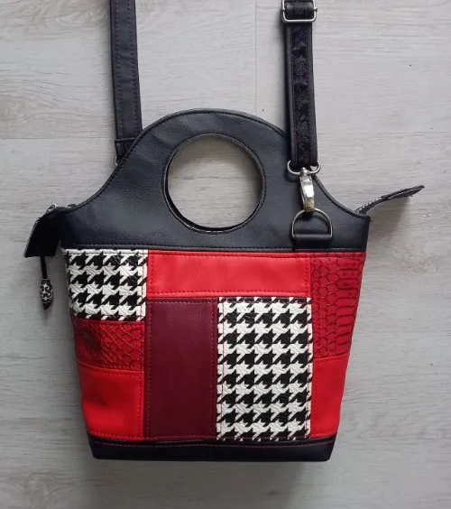 Klein basismodel in rood met pied-de-poule-detail