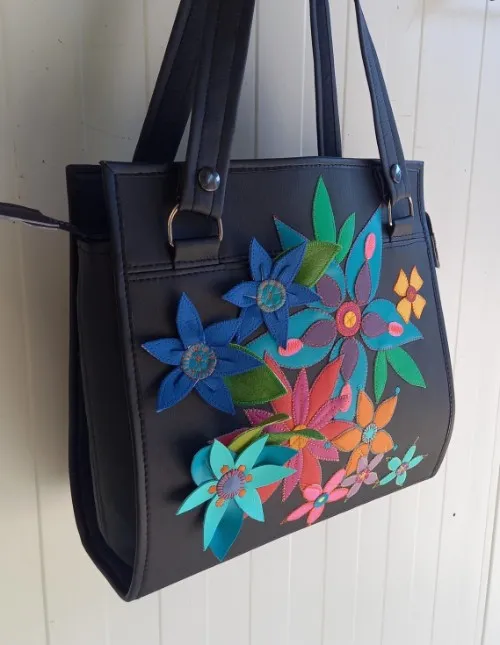 Schoudertas met verwisselbare cover en bloem-applicaties