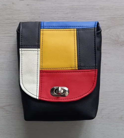 Festivaltasje met Mondriaan-vlakverdeling in rood, blauw, geel