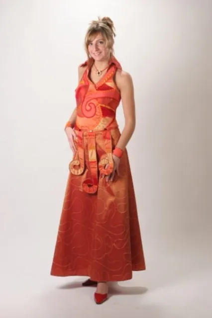 Lange oranje jurk in atelier