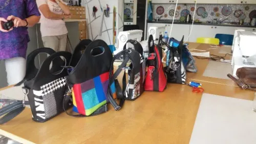 Verzameling tassen die deelnemers tijdens workshops zelf hebben gemaakt
