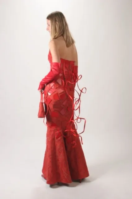 Rode jurk met geknoopte bandjes en aangezet kunstleer-detail