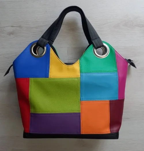 Vierkante schoudertas in felle kleurvlakken kunstleer
