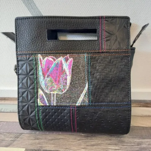 Kleine schoudertas met tulpdetail