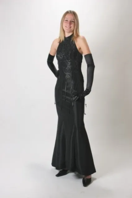 Zwarte avondjurk met decoratie aan de schouder